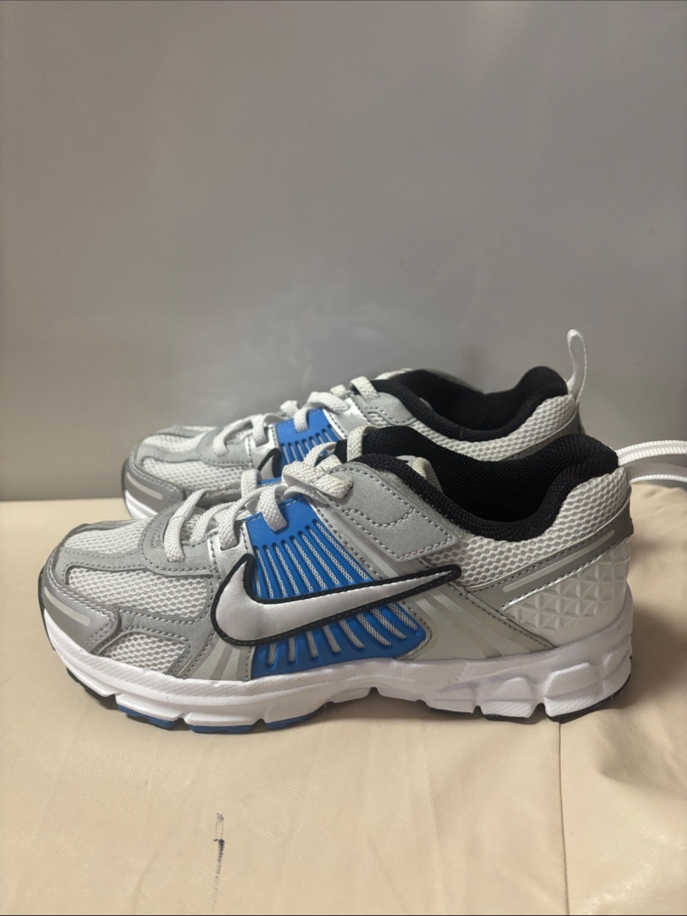 Nike Zoom Vomeo 5 Silver, Blue & Black Mesh Running Shoes size 2.New without Box